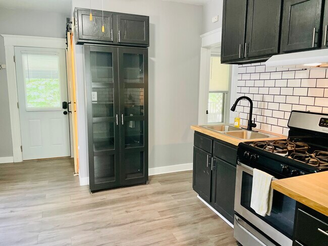 Kitchen (2/3) - 900 Davis Ave NW