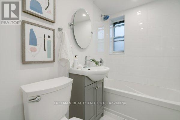 Photo du bâtiment - 2707 Yonge St