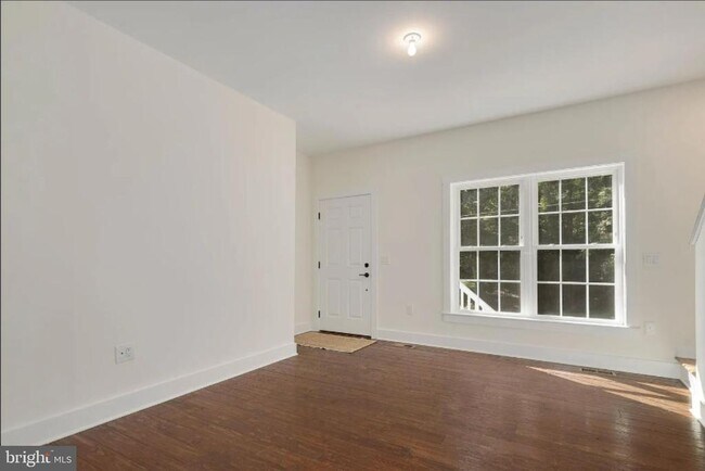 Foto del edificio - 255 Laurel Ln
