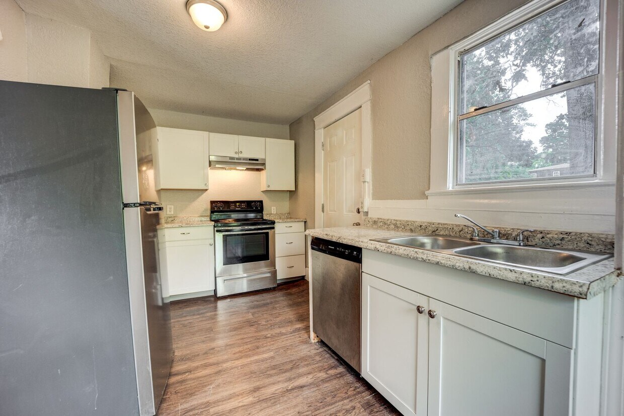 Foto principal - Freshly Updated 2 Bedroom House