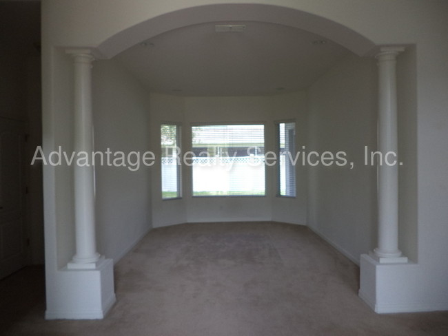 Building Photo - GATED COMMUNITY IN SEVEN OAKS