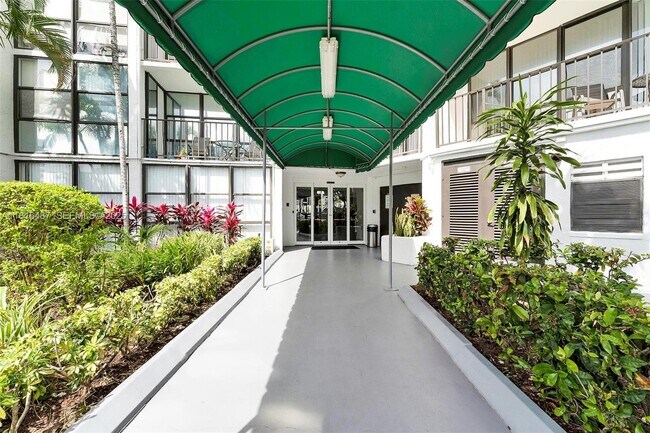 Foto del edificio - 1000 Parkview Dr