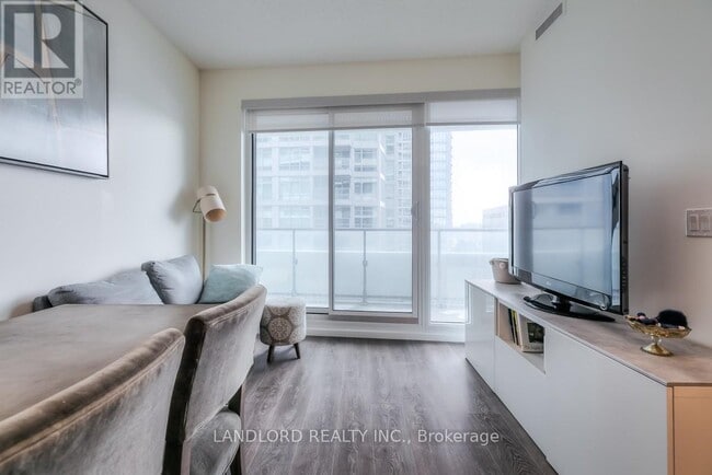 Photo du bâtiment - 2221 Yonge St