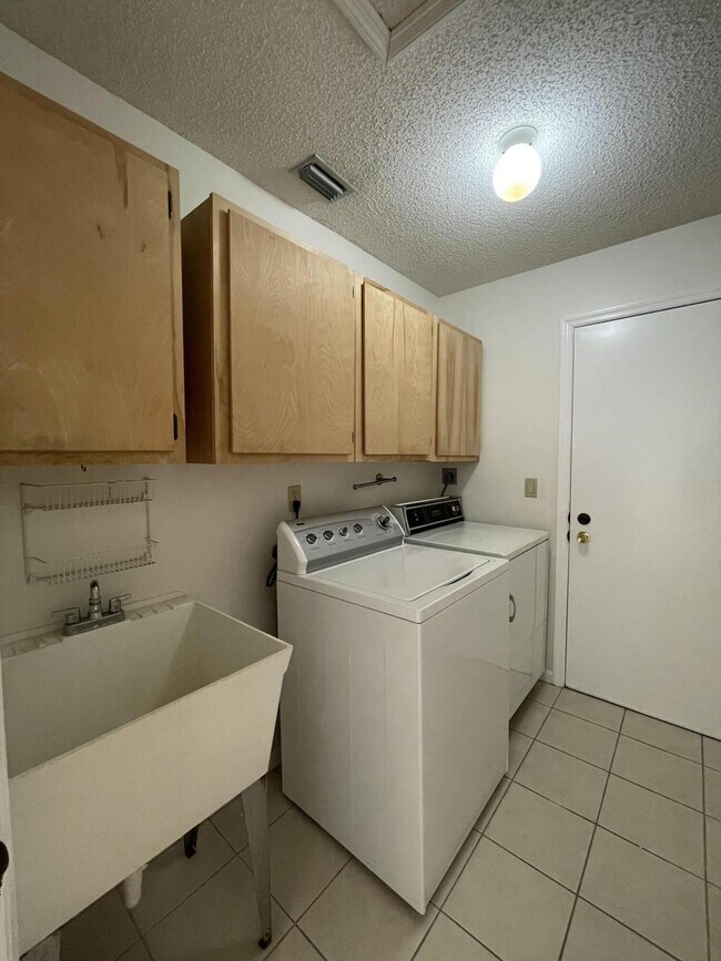 Building Photo - 2575 La Cristal Cir