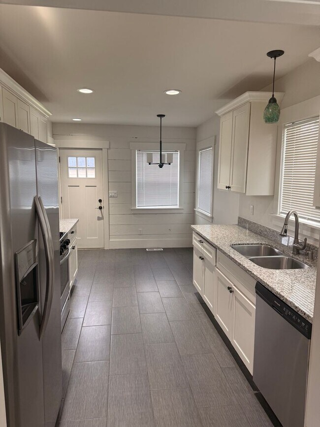 Foto del edificio - Updated 3-Bedroom Home with Fenced Yard – Tacoma