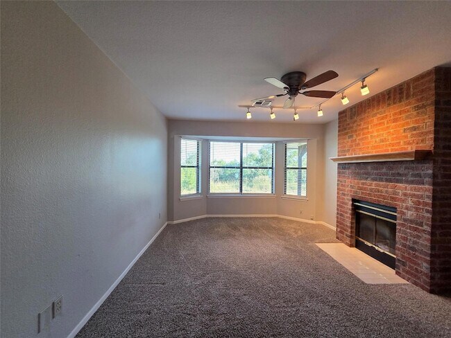 Foto del edificio - 21600 Long Hill Dr