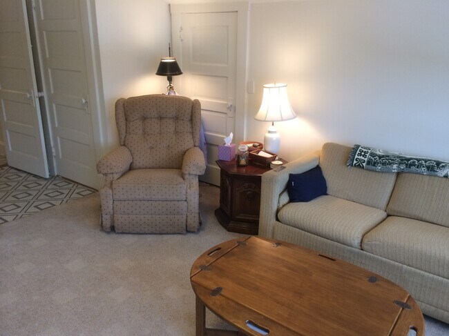 Living Room - 781 Farmington Ave
