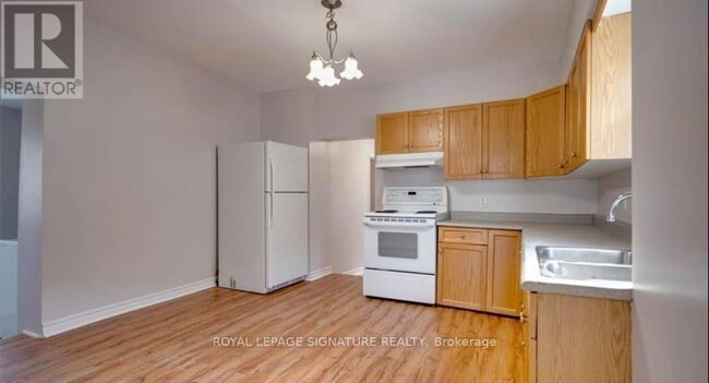 Building Photo - 853 Fraser St