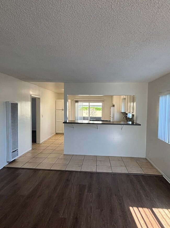 Building Photo - Spacious 4 Bed/2 Bath  Apartment for Rent in San Pedro