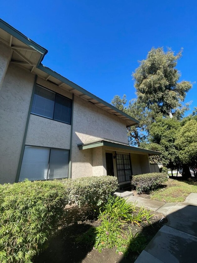 Foto principal - 4BD 2BA Townhouse located in Mira Mesa