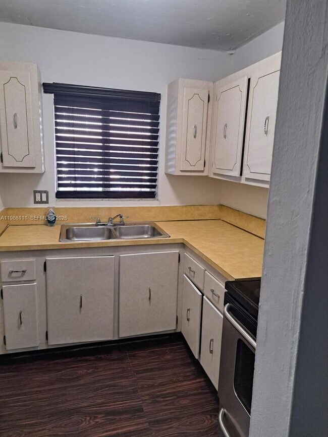 Foto del edificio - 7910 Taft St