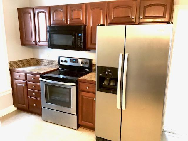 La cocina y la escalera están a la vuelta de la esquina. - 711 E 6th Ave