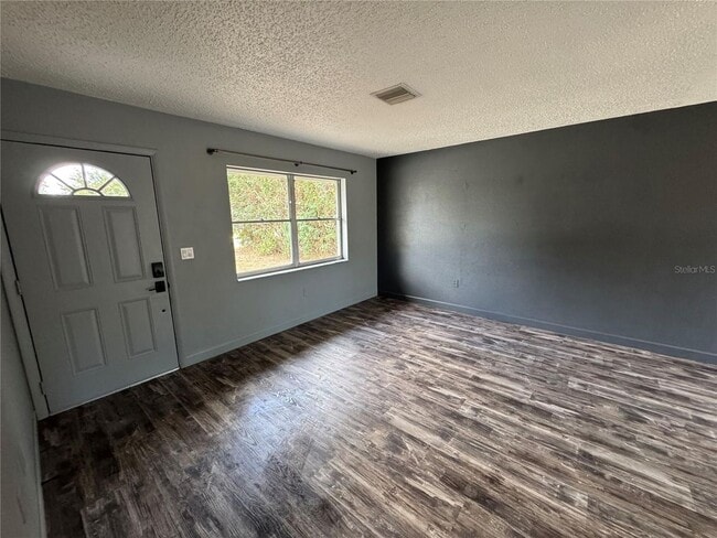 Building Photo - 3Br/1Ba Pet Friendly With Large Fenced Back Yard