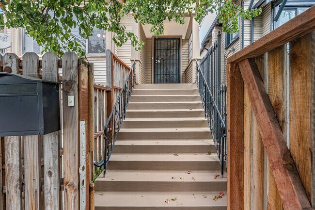 Building Photo - Charming 2-Bedroom Home with Spacious Back...