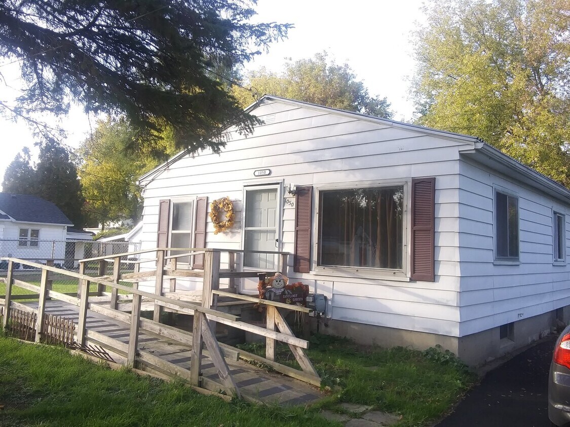Foto principal - Charming 2-Bedroom Home on Double Lot – Av...