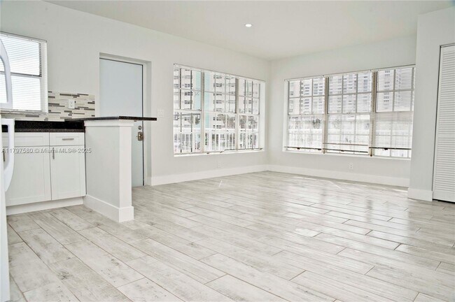 Building Photo - 4105 N Ocean Dr