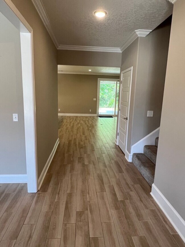 Foto del edificio - FIVE BEDROOM, THREE BATHROOM HOME AVAILABL...