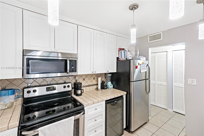 Building Photo - 4273 NW 89th Ave