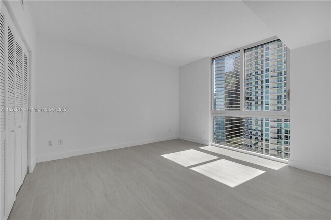 Foto del edificio - 325 S Biscayne Blvd