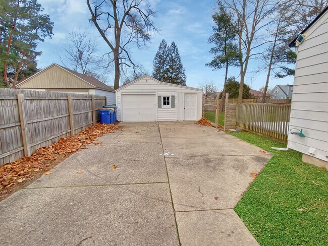 Building Photo - Beautifully updated 3 bedroom 1.5 bathroom...