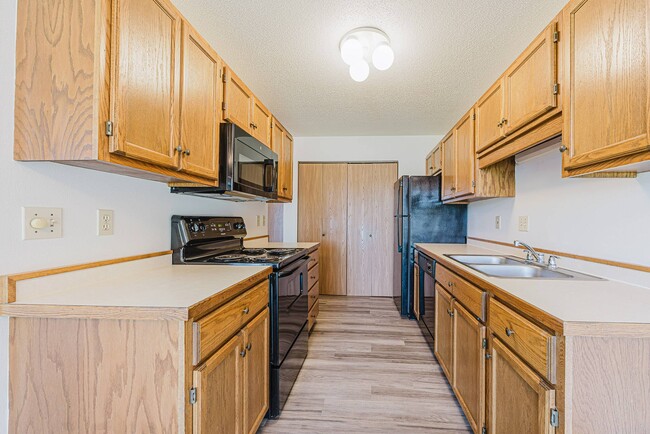 Building Photo - Pine Pointe Apartments