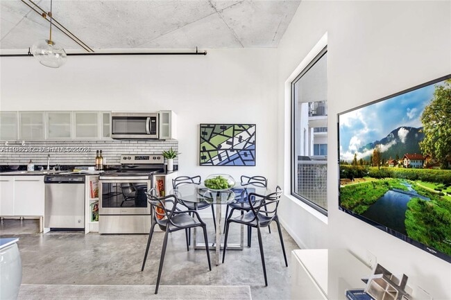 Foto del edificio - 10 SW South River Dr