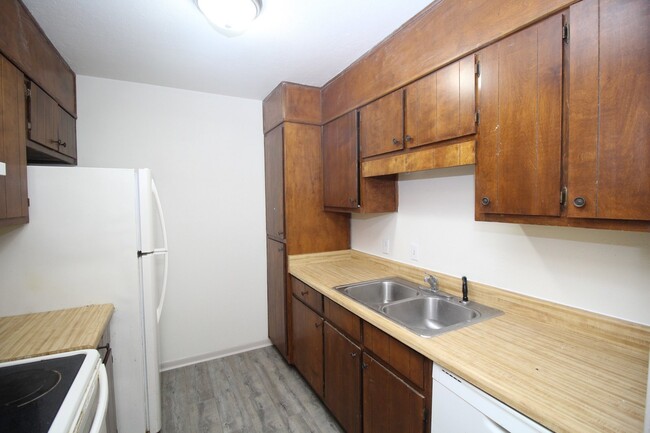 Building Photo - 2-Bedroom Apartment in Prime Pace Location...