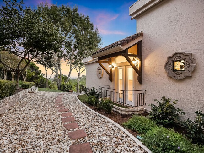 Building Photo - 905 Live Oak Cir