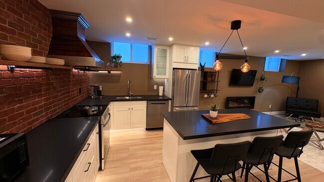 Building Photo - 83 Melbourne St