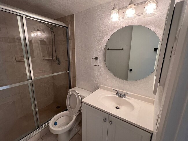 Building Photo - Pompano Cutie - Furnished, 2 miles from be...