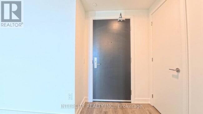 Building Photo - 3009-3009 Novar Rd