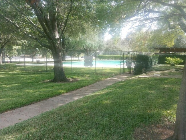 Building Photo - 4919 Rollingwood Ct