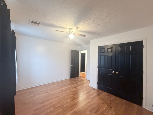 Foto del edificio - 2404 Berry Thicket Ct