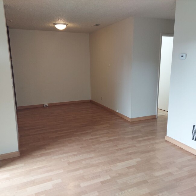 Building Photo - 2bd. end unit in Rohnert Park *Pictures co...