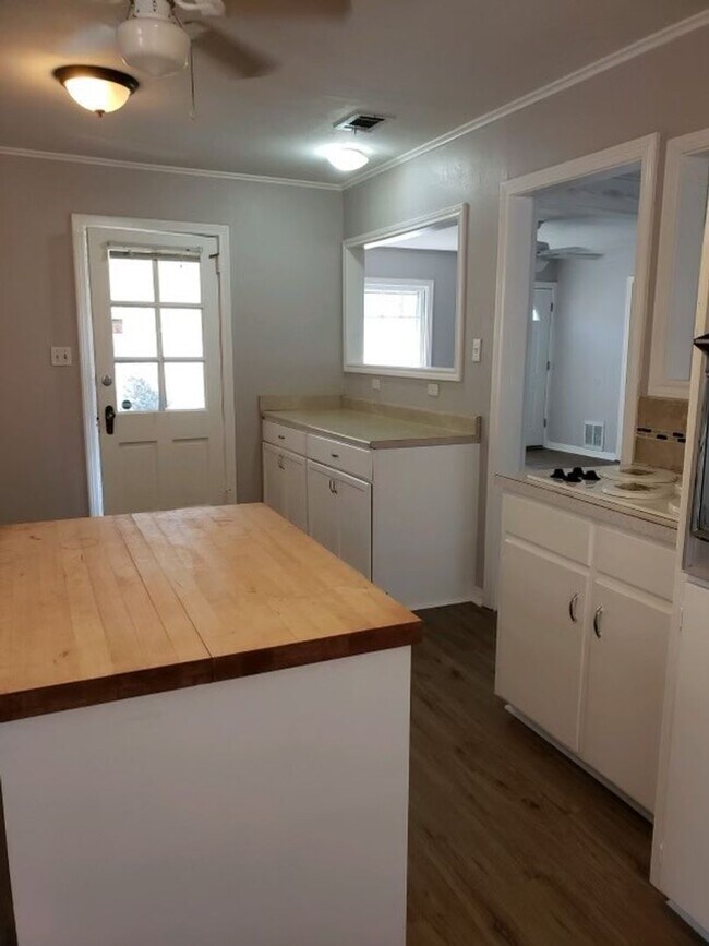 Building Photo - 3515 E Brookview