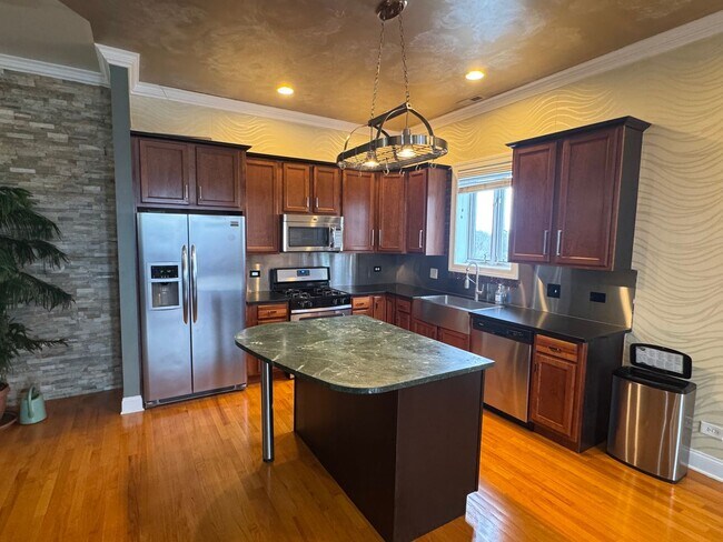 Foto del edificio - Luxurious, Galewood Penthouse Condo 3BR/2BA