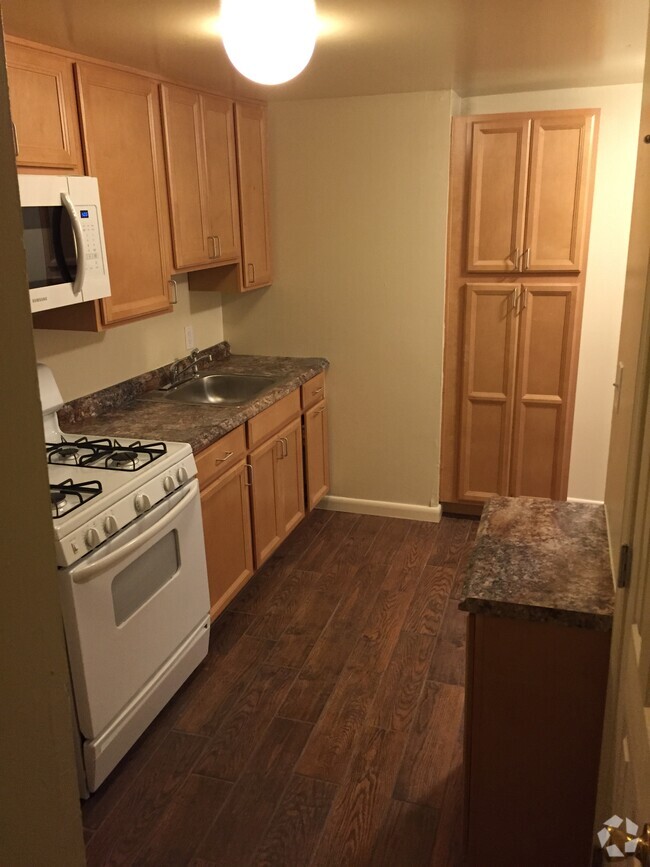 Kitchen with large pantry - 1910 Sulgrave Ave