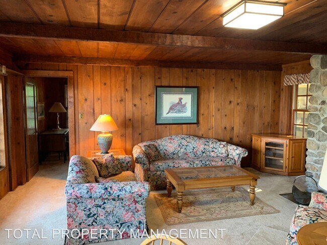 Building Photo - 2 br, 1 bath House - 400 SURMONT DR