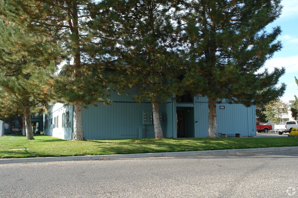 Building Photo - Idylwood Manor