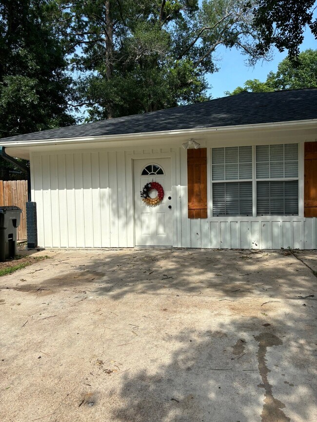 Building Photo - 1611 B Ave