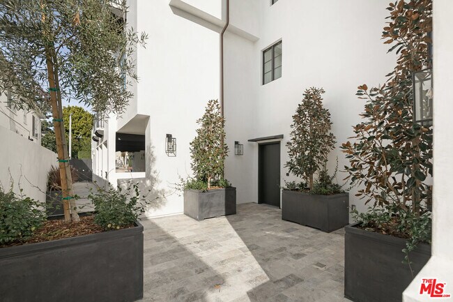 Foto del edificio - 7914 Norton Ave