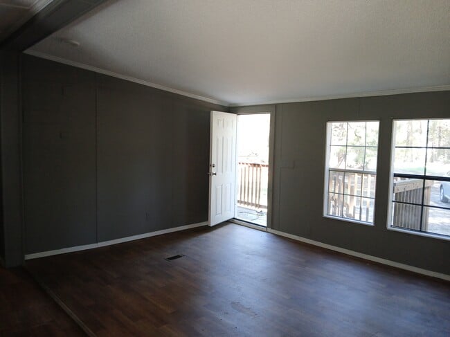 Building Photo - 1038 Viking Ct