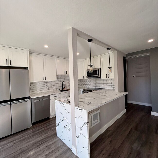 Foto del edificio - Stunning 2 bedroom, 1.5 bathrooms, 2 story townhouse for rent in Allure Condos in Serra Mesa!