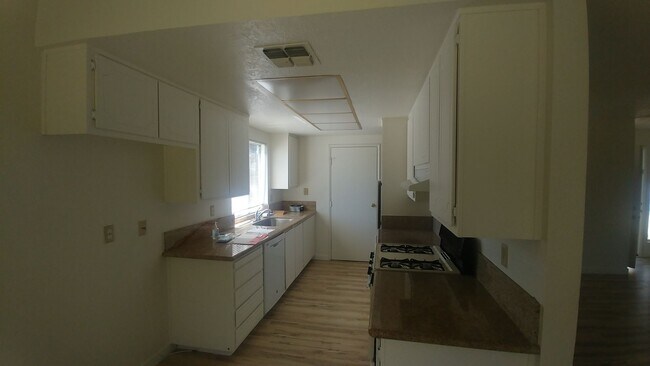 Building Photo - House: 3 Bedroom / 2 Bathroom - Loomis  (COMING SOON!!)