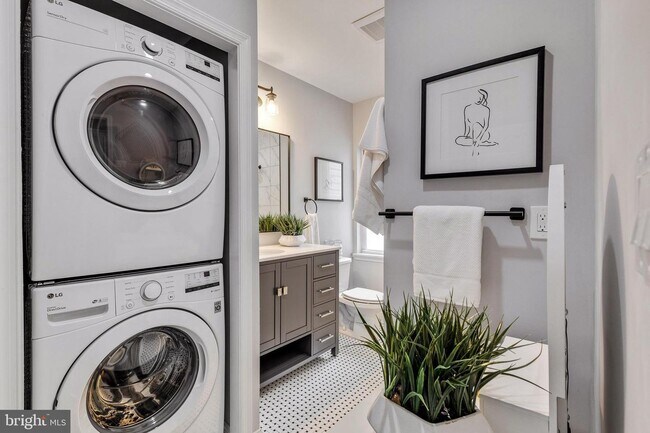 Full Bath - washer/dryer - 1553 S Woodstock St