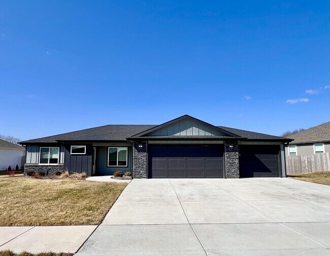 Foto del edificio - Modern Single-Family Home in Scenic Meadows Neighborhood