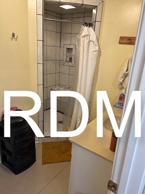 Bathroom Xtra-Large shower - 2103 Linden Ave