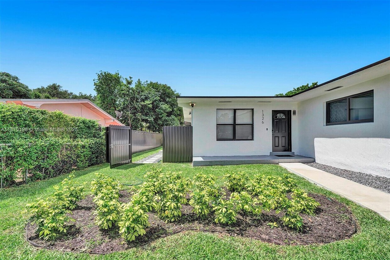 Foto principal - 1326 NE 151st St