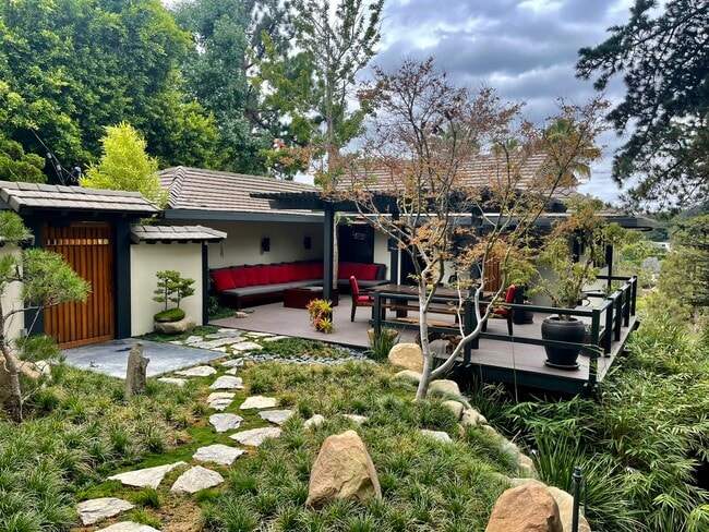 Building Photo - 2005 N Sycamore Ave