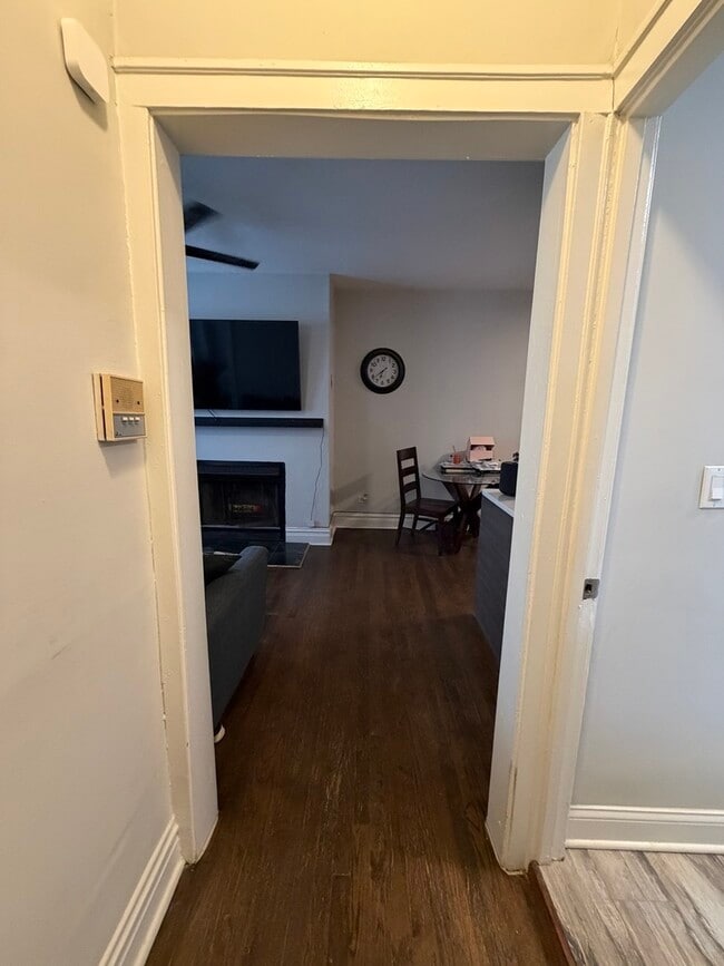 Building Photo - 631 W Roscoe St